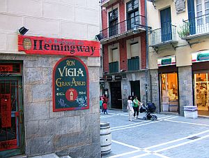 An Hemingway wird an zahlreichen Orten in Pamplona erinnert.